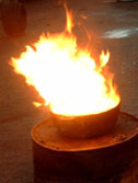 Ild i flydende vsker slukkes ved at kvle ilden med et grydelg. Brug ALDRIG vand, -det eksploderer!
