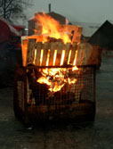 Ild i faste stoffer, tr, mbler m.m. slukkes med vand.  Brug en spandesprjte, eller haveslange.